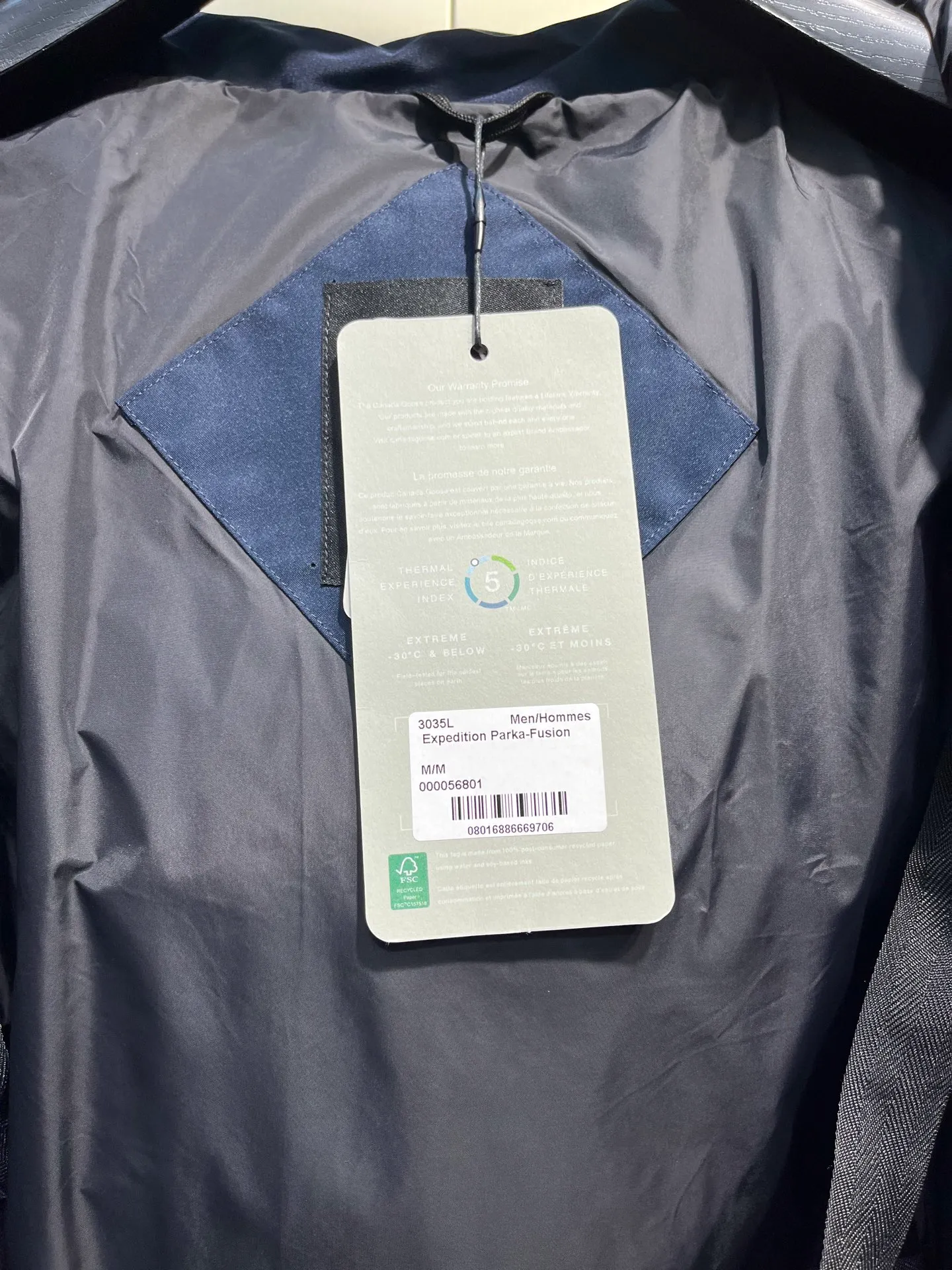 P860 CANADA GOOSE parka 22 styles ➖ Genuine synchronous anti-counterfeiting chip sensor! ➖ Imported 21-count polyester-cotton blended original fabric [last year’s 16-count/18-count hard fabrics have been completely eliminated, this year all use 21-count genuine synchronous fabrics, the soft mid-strap feels delicate and textured], genuine synchronous Feather-Light 10D waterproof coating fabric, made of 84.5 polyester fiber and 15.5 cotton, 100% the best feel in the entire network! ➖ The genuine official website is synchronized with the national standard 80 white duck down, you can check the official website customer service, there will never be a series of misleading claims such as 90 down or goose down! ��� Using the best nylon lining with double double-layer sealing design, velvet-proof No. 7 needle + grid-filled down ready-made garments, there is 100% no so-called velvet running! ➖ The cuffs are designed with thickened seamless threads, and the collar and pockets are lined with top-quality polar fleece to keep you warm and comfortable! ➖ Yoshida YKK provides original custom-made electroplated sliders. YKK two-way lockable zippers are tight and smooth and will not peel off paint! ➖ 3M composite guarantees that the Velcro is the same as the original, durable, and all accessories and hardware are custom-made! ➖ Imported BEHRINGER embroidery machine to customize the 10,000-needle embroidery logo, 98% of which can be reproduced to restore the original logo. You can check and compare on the official website! ➖ The fur collars are all made of large pieces of Western Canadian blue wolf hide, ensuring that each fur collar is 13-15cm wide! size：xs-xl